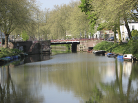 905049 Gezicht op de Van Asch van Wijckbrug over de Stadsbuitengracht te Utrecht, vanaf de Begijnekade.